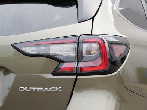 Used 2024 Subaru Outback Premium AWD/4WD image 17