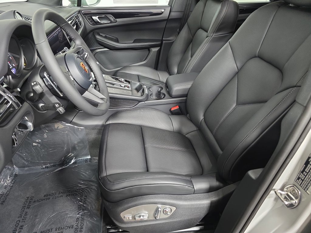 Certified 2026 Porsche Macan AWD/4WD image 5
