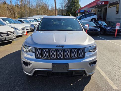 Used 2020 Jeep Grand Cherokee Altitude AWD/4WD image 2