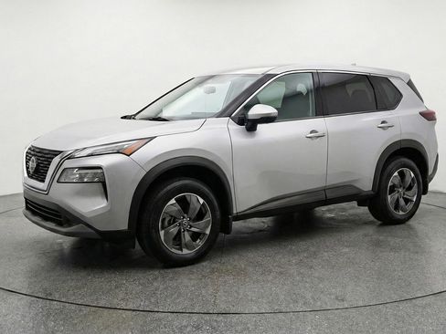 Used 2025 Nissan Rogue SV image 3