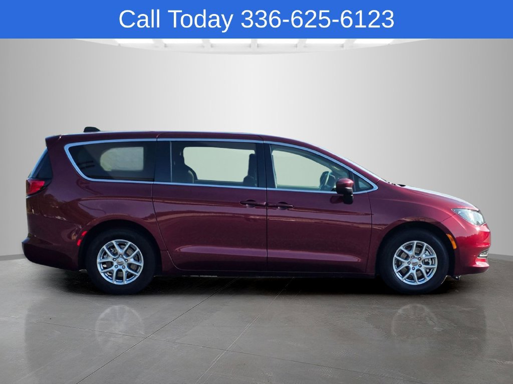 Used 2023 Chrysler Voyager LX FWD image 4