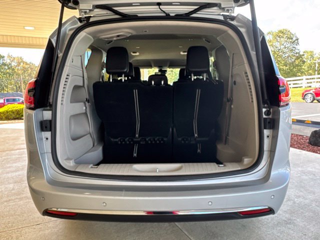 Used 2023 Chrysler Pacifica Touring-L FWD image 34