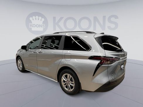 Used 2023 Toyota Sienna XLE image 4