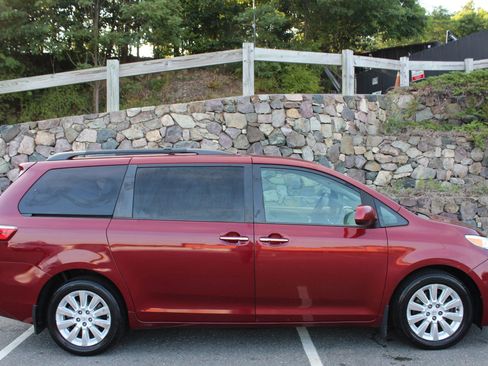 Used 2015 Toyota Sienna XLE Premium image 5