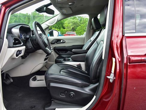Certified 2023 Chrysler Pacifica Touring-L w/ Uconnect Theater Family Group FWD image 14