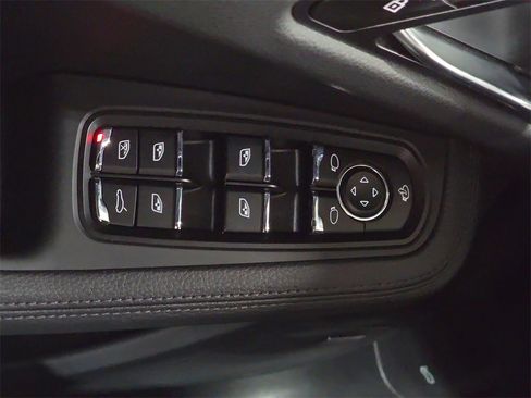 Certified 2025 Porsche Macan image 21