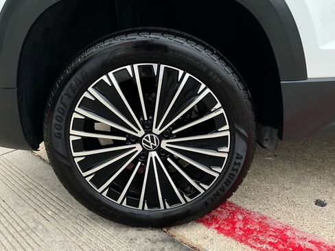 Used 2025 Volkswagen Taos SE image 9