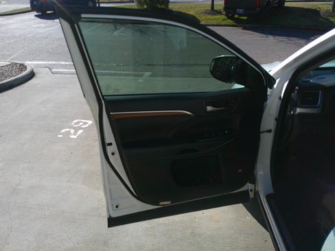 Used 2019 Toyota Highlander Limited image 17