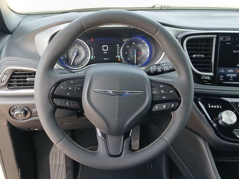 Used 2025 Chrysler Pacifica Limited image 23