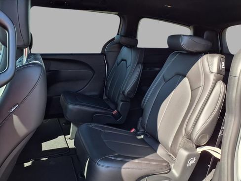 New 2026 Chrysler Pacifica Select image 21
