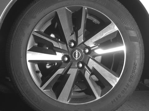 Used 2025 Nissan Versa SV FWD image 12