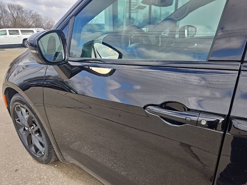 New 2026 Chrysler Pacifica Select w/ S Appearance Package image 26