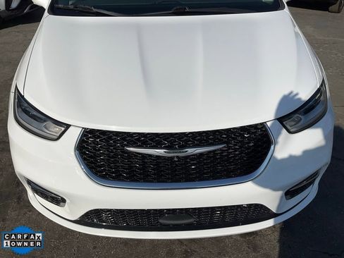 Used 2022 Chrysler Pacifica Limited w/ Uconnect Theater Family Group image 98