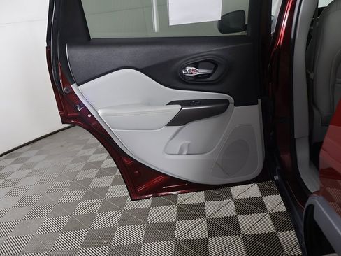 Used 2021 Jeep Cherokee Latitude Lux w/ Mopar Interior Package image 21