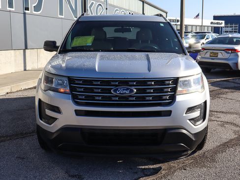 Used 2017 Ford Explorer FWD image 2
