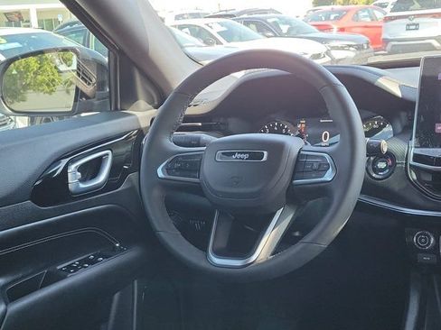 Used 2024 Jeep Compass Latitude w/ Convenience Group AWD/4WD image 3