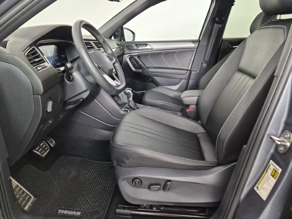Used 2023 Volkswagen Tiguan SE R-Line FWD image 16