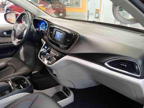 Used 2017 Chrysler Pacifica Touring-L FWD image 26