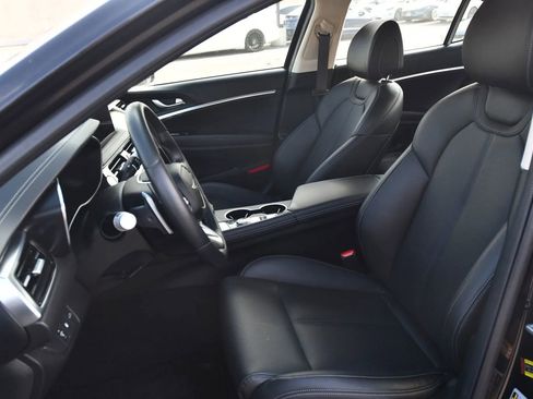Used 2025 Genesis G70 2.5T RWD image 9