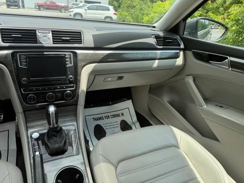 Used 2016 Volkswagen Passat 3.6 SEL Premium FWD image 27