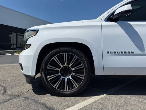 Used 2019 Chevrolet Suburban LT RWD image 4