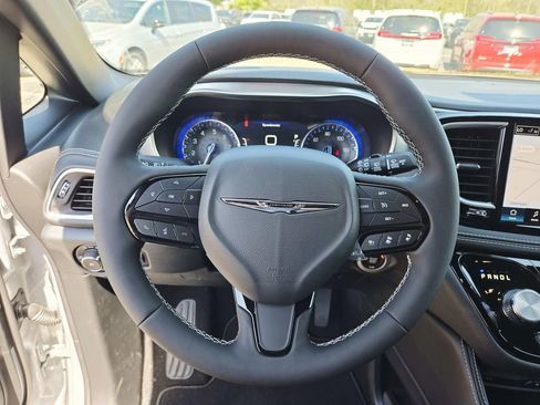 New 2026 Chrysler Pacifica Limited w/ Uconnect Theater Family Group FWD image 21