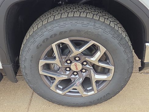 New 2026 GMC Sierra 1500 SLT image 6