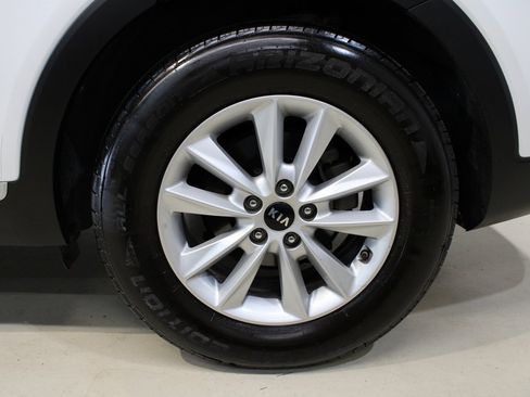 Used 2020 Kia Sorento LX image 9