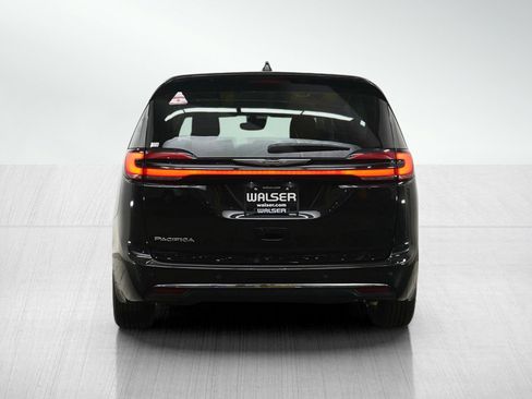 Used 2023 Chrysler Pacifica Touring-L FWD image 4