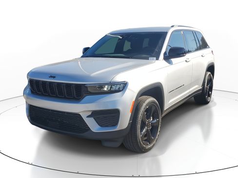 New 2025 Jeep Grand Cherokee Altitude image 2