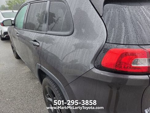 Used 2017 Jeep Cherokee Limited FWD image 9