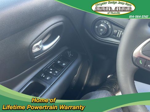 Used 2022 Jeep Renegade Latitude AWD/4WD image 9