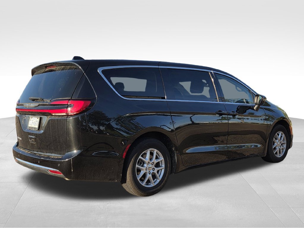 Used 2023 Chrysler Pacifica Touring-L FWD image 6