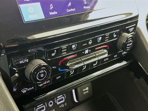 Used 2022 Jeep Grand Cherokee L Limited w/ Luxury Tech Group II image 23