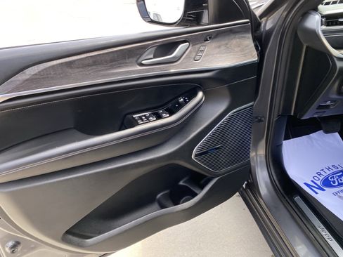 Used 2022 Jeep Grand Cherokee L Overland w/ Luxury Tech Group IV image 18