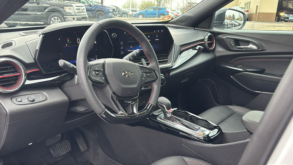 Used 2025 Chevrolet Trax RS w/ Sunroof Package FWD image 26