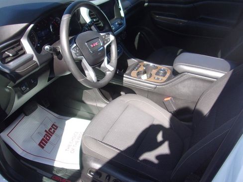 Used 2023 GMC Acadia SLE w/ Driver Convenience Package image 3