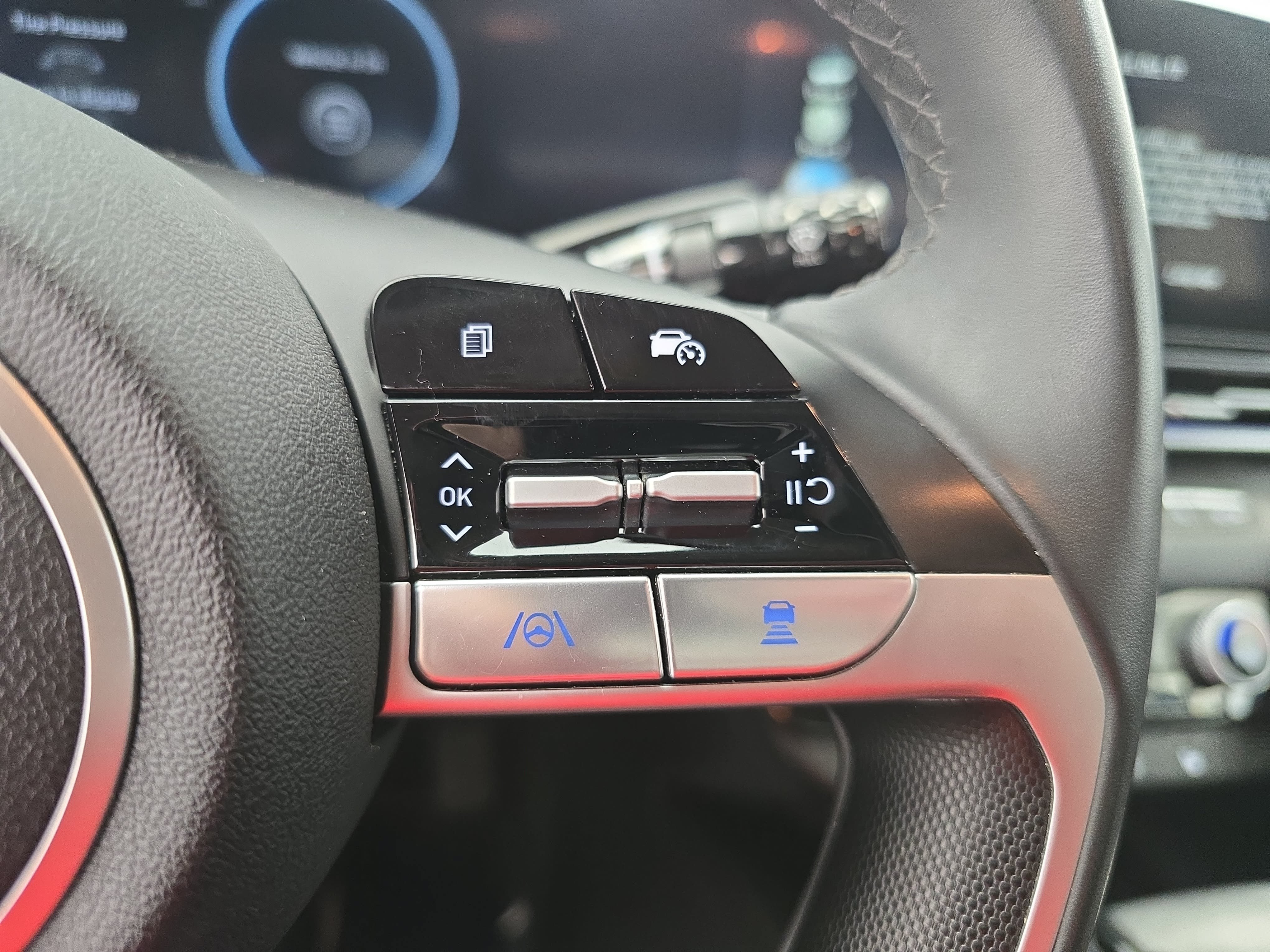 Used 2025 Hyundai Elantra Limited FWD image 17