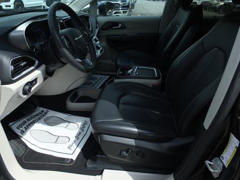 Used 2023 Chrysler Pacifica Touring-L FWD image 11