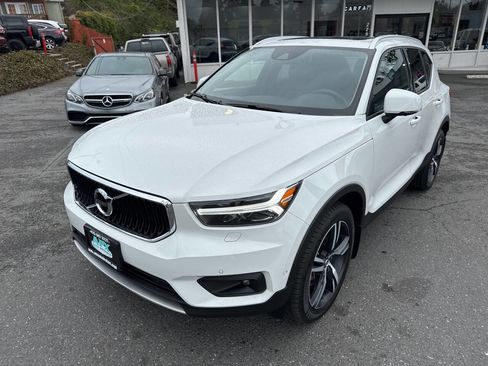 Used 2019 Volvo XC40 T5 Momentum image 1