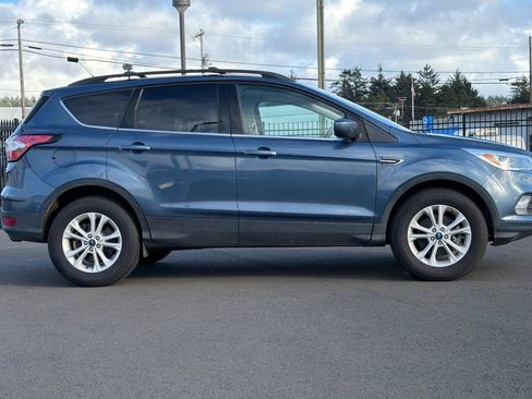 Used 2018 Ford Escape SE image 2