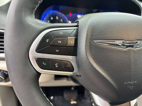 Used 2024 Chrysler Pacifica Touring-L FWD image 25