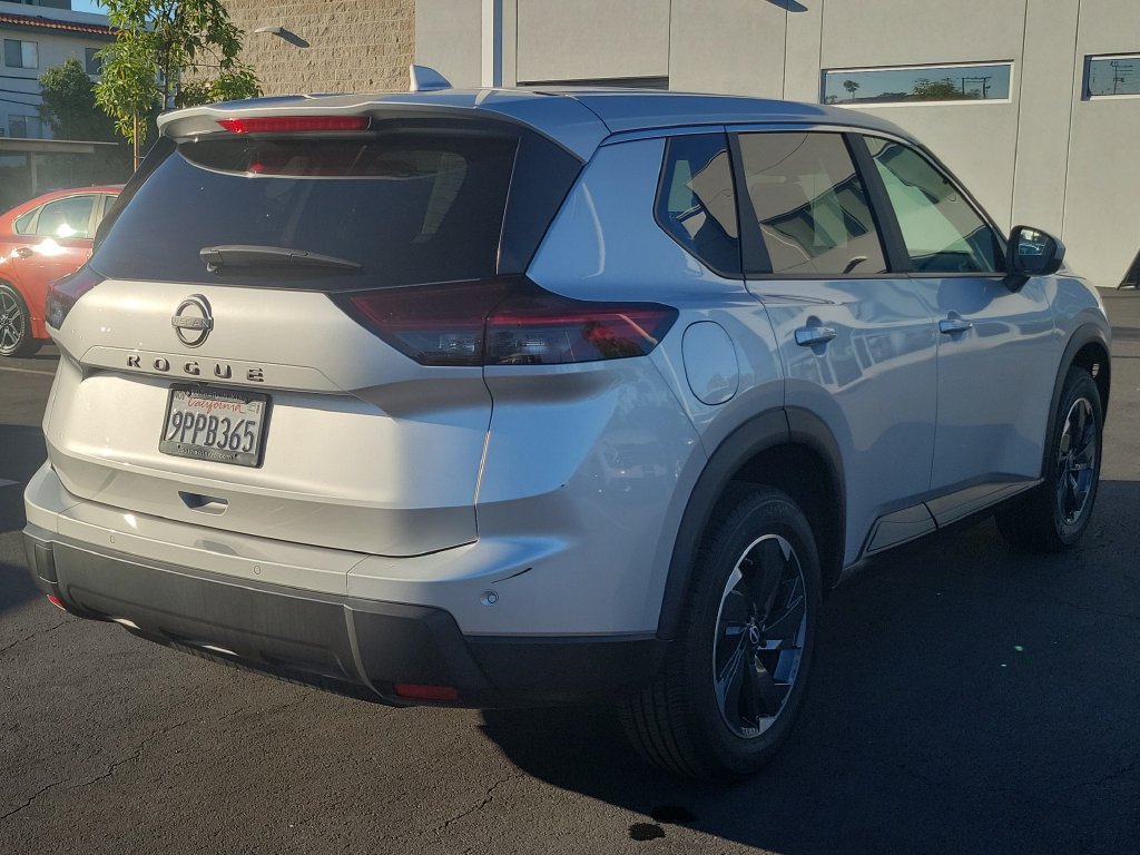 Used 2025 Nissan Rogue SV FWD image 4