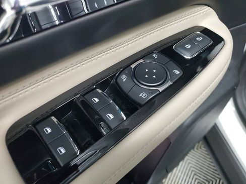 Used 2025 Lincoln Corsair Grand Touring image 16