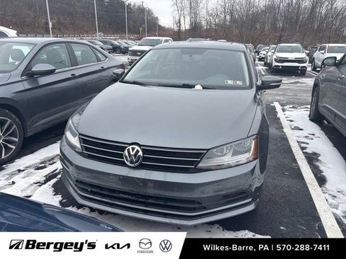 Used 2017 Volkswagen Jetta SE image 2