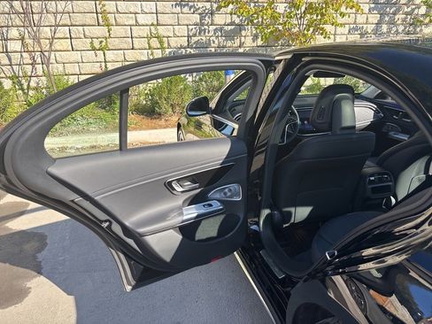 Used 2025 Mercedes-Benz E 350 4MATIC Sedan image 11