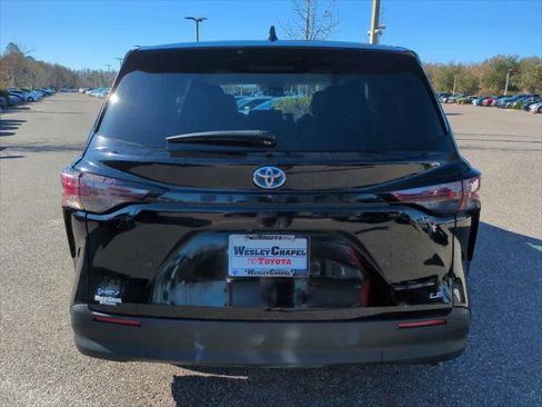 Certified 2025 Toyota Sienna LE image 5