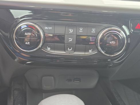 Used 2025 Chevrolet Trax LT w/ Driver Confidence Package FWD image 27