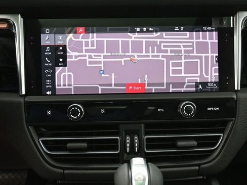 Used 2023 Porsche Macan image 8