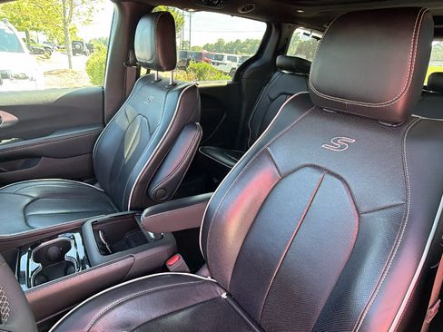 Used 2025 Chrysler Pacifica Limited FWD image 18